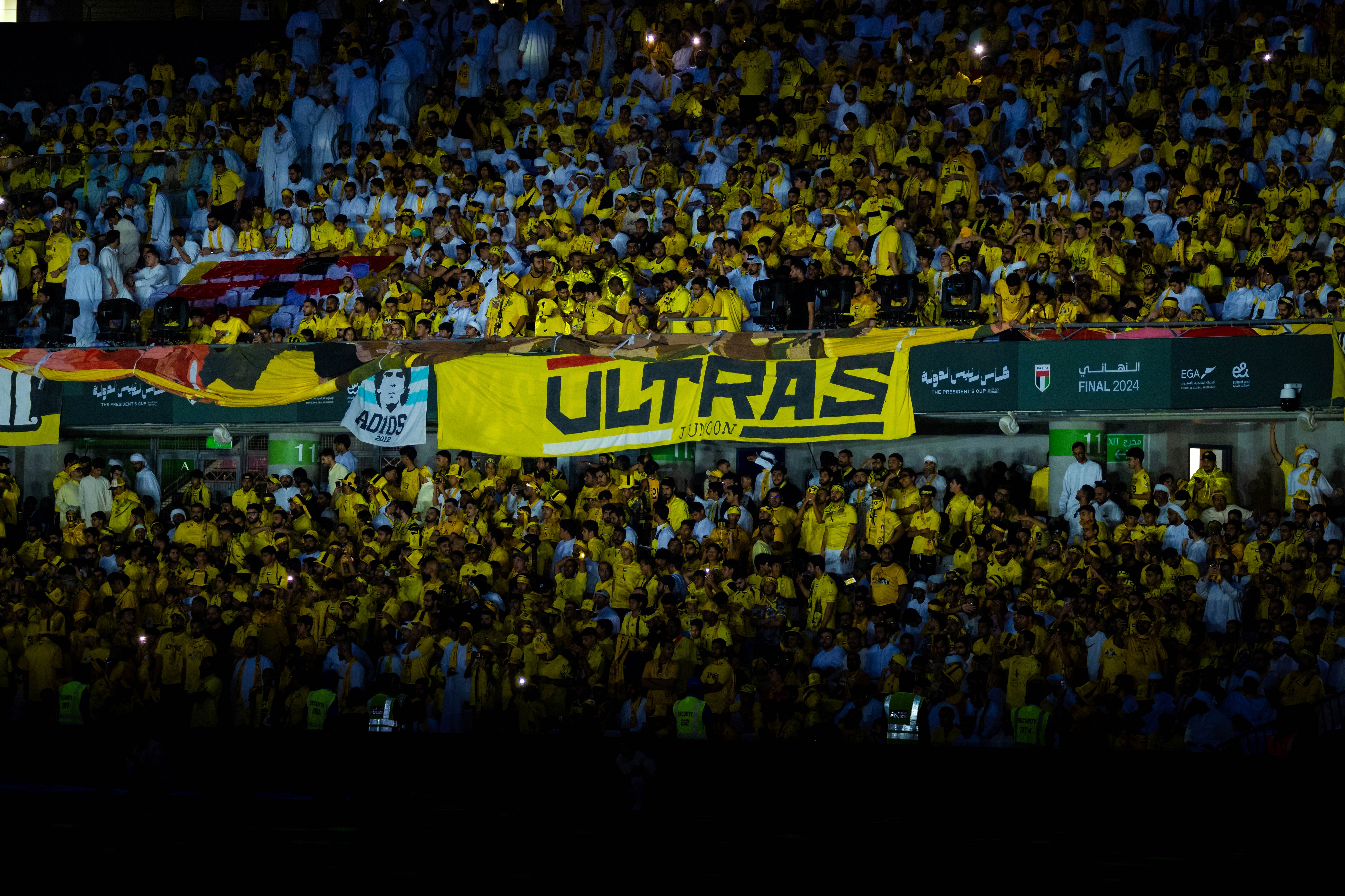 جماهير نادي الوصل تزين الملعب بألوانها الصفراء